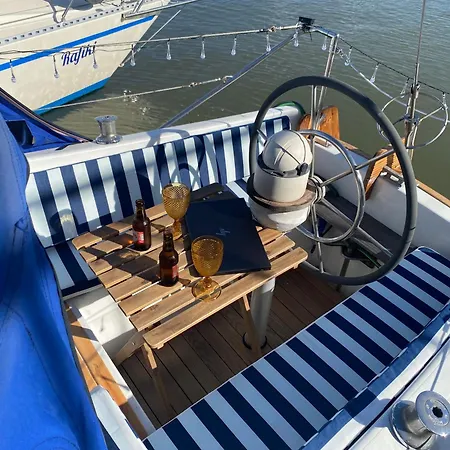 Sailboat Anand Bådhotel *