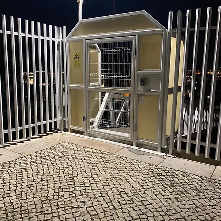 Sailboat Anand بوتيل