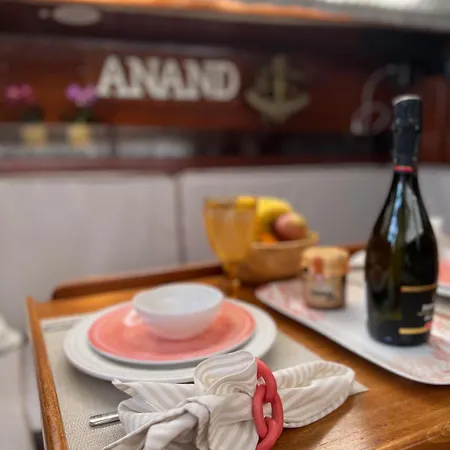 Sailboat Anand Hotel en barco